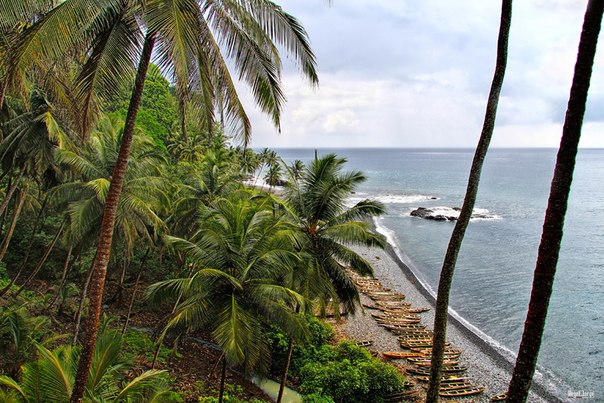 Сан-Томе — остров в Гвинейском заливе Атлантического океана. Самый крупный из островов, составляющих государство Сан-Томе и Принсипи.