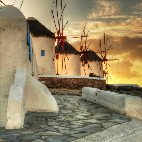 Миконос — один из островов Кикладского архипелага, расположен в центральной части бассейна Эгейского моря, Греция.