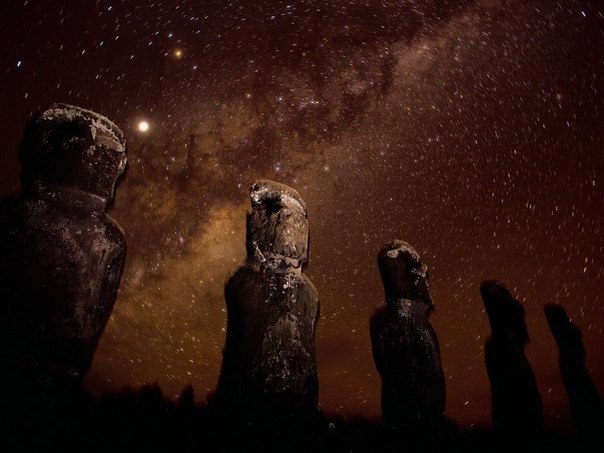 Ночное небо над статуями, остров Пасхи, Чили.