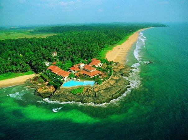 Отель на берегу, Шри-Ланка.