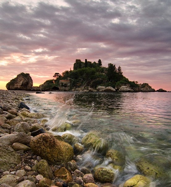 Изола-Белла — небольшой остров на западном побережье Сицилии, недалеко от Таормины. Также известен, как La perla del Mediterraneo.