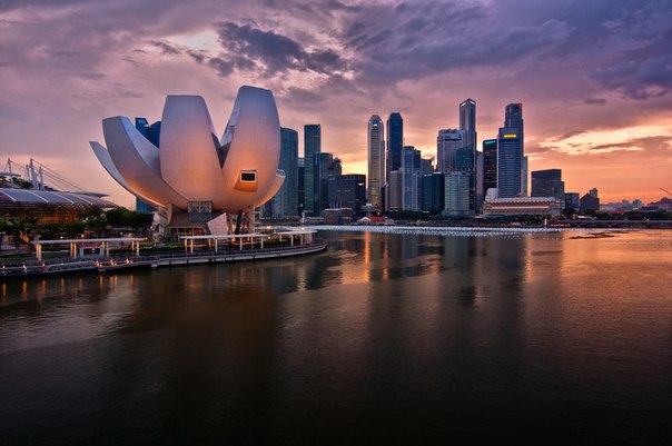 Сингапур -  город-государство, расположенный на островах в Юго-Восточной Азии.