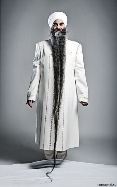 Самая длинная борода, по мнению судей ассоциации Мировых Рекордов Гиннеса, у проживающего в Канаде Сарвана Сингха (Sarwan Singh), чья ‘небритость  выросла в 2.362 метровую копну спутавшихся волос.