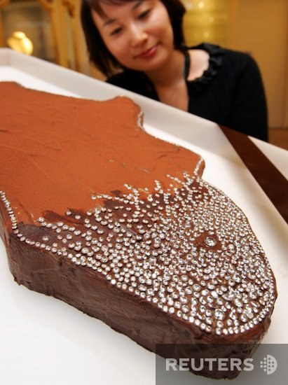Кусок шоколада в форме Африканского континента, инкрустированный 2,006 бриллиантами. Это произведение было представлено японскими кондитерами в канун Дня Святого Валентина в прошлом году. Стоимость лакомства - $4,361,835.