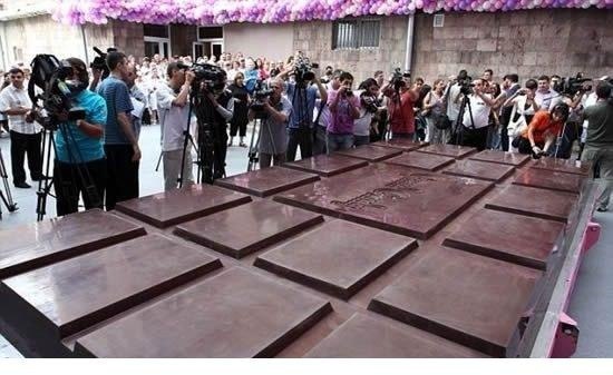 В столице Армении Книга рекордов Гиннесса удостоверила вес самой большой шоколадной плитки в мире – 4 410 кг. Шоколад был изготовлен кондитерской фабрикой Grand Candy с использованием только натуральных ингредиентов, среди которых доля какао составила 70%.Рекордная «шоколадка» имеет размер 5 метров 60 сантиметров в длину, 2 метра 75 сантиметров в ширину и 25 сантиметров в толщину.