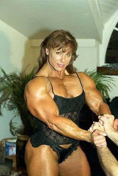 САМАЯ МУСКУЛИСТАЯ ЖЕНЩИНА В МИРЕ. Линда Фолит - канадка. Это - не мышцы, это килограммы стероидов... Но женского бодибилдинга без "химии" не бывает, утверждает она..