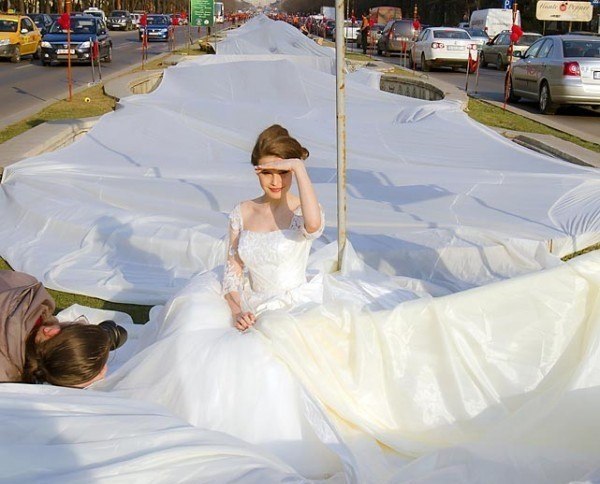Румынская модель Эма Думитреску надела самый длинный в мире свадебный шлейф. Его длина составила два километра 779 метров и 90,5 сантиметров.