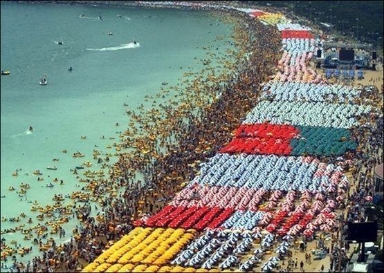 Так выглядят пляжи в Китае, в стране с населением более миллиарда человек, когда на улице тридцать с лишним градусов жары.