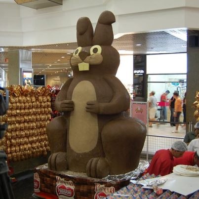 Крупнейший кролик из шоколада весом 2800 кг (6172 фунтов) был сделан в Supermercados (Бразилия)30 марта 2009 года. Кролик был сделан из молочного шоколада Nestle. Его размер составляет 3,4 м в высоту и 2,2 м в диаметре.