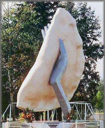 В Канаде стоит памятник варенику. Он установлен в городе Глендон, что в провинции Альберта, прямо на центральной площади города. Это кулинарное блюдо из камня весит почти 3 тонны и имеет высоту 9 метров.