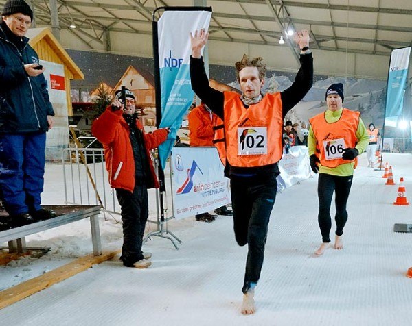 Немец Кай Мартин установил мировой рекорд по скорости бега босиком по льду на расстояние в 5 километров. Рекордное время – 23 минуты 42,16 секунды.