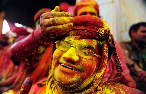 В Индии начался ежегодный весенний фестиваль Холи. Мероприятие также называют Праздником красок. В честь прихода весны люди обливают друг друга специальной краской, приготовленной на основе аюрведического подбора трав. Считается, что обсыпание и обливание красками должно принести счастье в новом году. Фестиваль может показаться странным любому туристу, но впечатление останется на всю жизнь. Тысячи радостных людей выходят на улицу и обсыпают друг друга и все вокруг цветным порошком. Где еще такое увидишь? Смотрим фото!