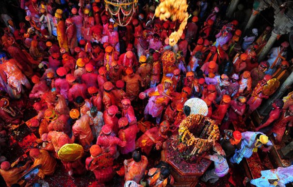В Индии начался ежегодный весенний фестиваль Холи. Мероприятие также называют Праздником красок. В честь прихода весны люди обливают друг друга специальной краской, приготовленной на основе аюрведического подбора трав. Считается, что обсыпание и обливание красками должно принести счастье в новом году. Фестиваль может показаться странным любому туристу, но впечатление останется на всю жизнь. Тысячи радостных людей выходят на улицу и обсыпают друг друга и все вокруг цветным порошком. Где еще такое увидишь? Смотрим фото!