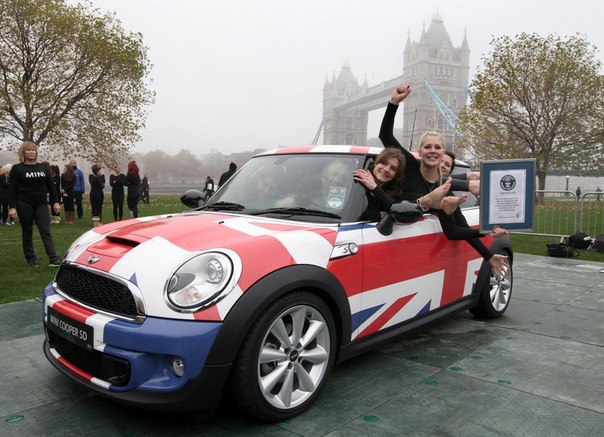 В честь всемирного дня книги рекордов Гиннесса британский коллектив гимнасток установил новый мировой рекорд. В автомобиль MINI Cooper смогло поместиться 28 человек. 