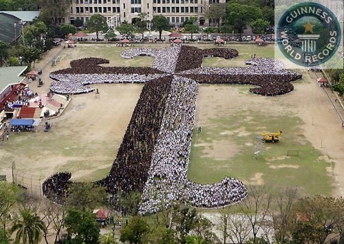 В Маниле 24000 студентов собрались в самый большой крест из людей.
