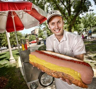 Самый большой хот-дог Для очень голодных в Чикаго продается уникальный 3,2-килограммовый и 41-сантиметровый хот-дог. Его стоимость по сегодняшнему курсу составляет 1215 рублей.