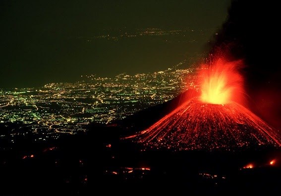 Извержение Этны на фоне ночных огней сицилийского города Катании. 
