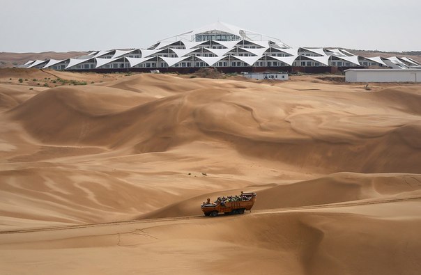 Необычный отель Песчаный Лотос и курорт в пустыне Сяншавань