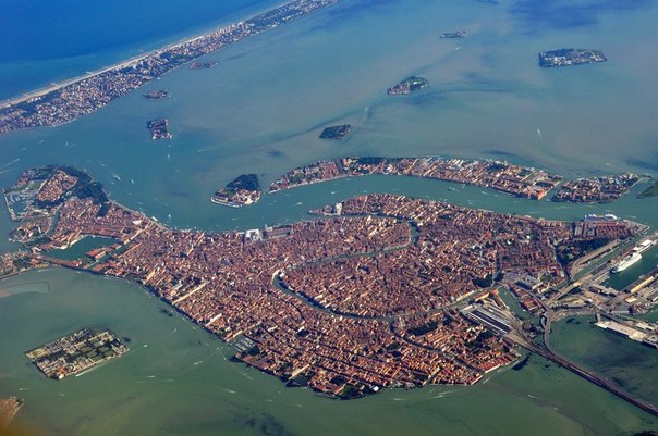Венеция — уникальный город-порт в северной Италии, расположенный на 118 островах в Адриатическом море на восточном побережье Апеннинского полуострова.