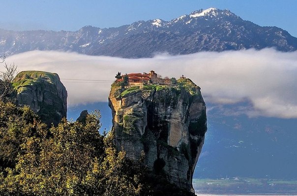 Монастырь Святой Троицы – это мужской монастырь, расположенный на вершине одной из самых стройных и живописных скал Метеоры (Греция).
