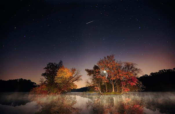 Метеор в небе над парком Френч Крик, Пенсильвания.