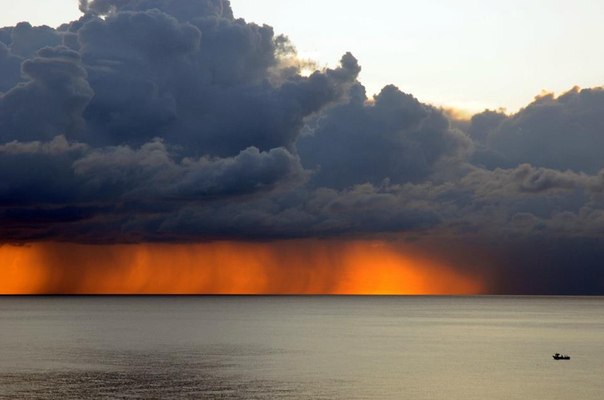 Штормовое облако у побережья Палермо, Сицилия, Италия. Напоминает апокалипсис...