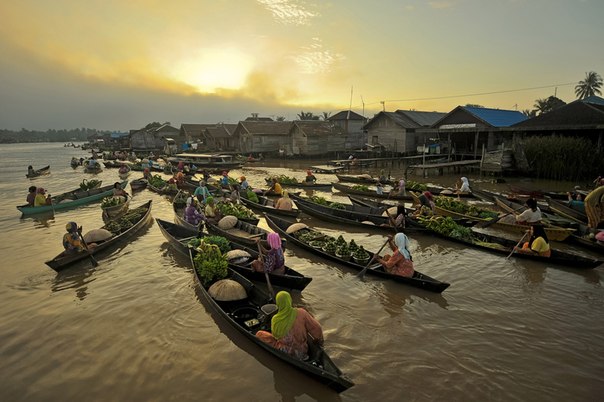 Раннее утро. Продавцы спешат на плавучий рынок Lok Baintan, Южный Борнео.