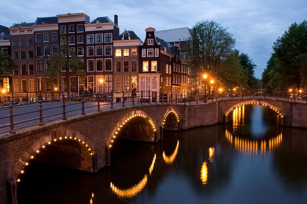 «Перекрёсток» двух каналов, Регулирсграхт и Кайзерсграхт, Амстердам, Нидерланды.