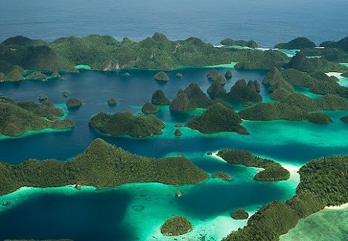 Многочисленные острова архипелага Палау в Филиппинском море. Фото: David Doubilet