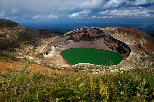 Кратерное озеро вулкана Зао, Хонсю, Япония.