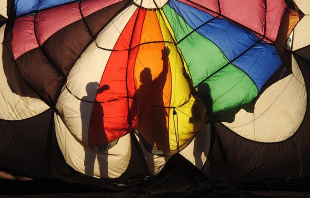Добровольцы помогают надувать воздушный шар перед фестивалем воздухоплавания «KLAQ» в Санта Тересе, штат Нью-Мексико.