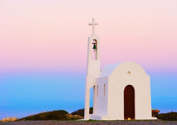Церковь на северном побережье острова Крит, Греция. 